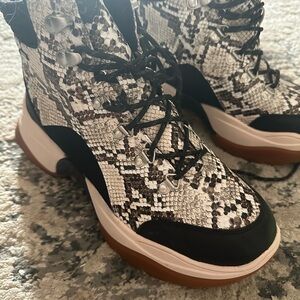 Kenneth Cole New York 

Women's Maddox 2.0 Hiker Goretex Sneakers